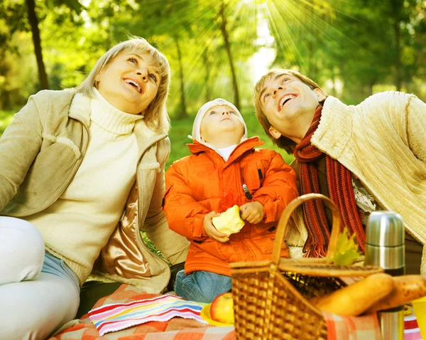 Gelukkige familie in een park. picknick — Stockfoto