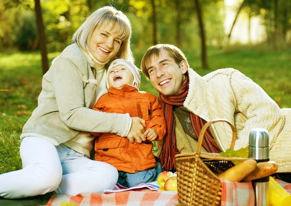 Lycklig familj i en park. picknick — Stockfoto