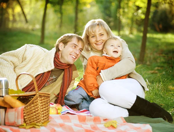 Happy Family dans un parc. Pique-nique — Photo