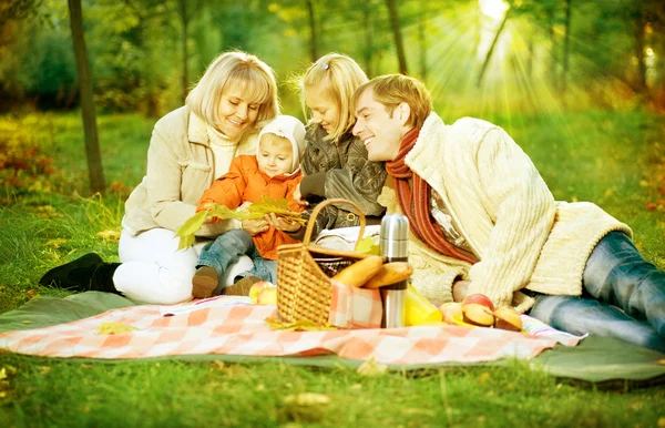 Счастливая семья в парке. Пикник — стоковое фото