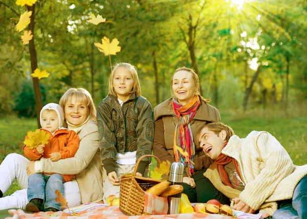 公园里的幸福家庭。野餐 — 图库照片