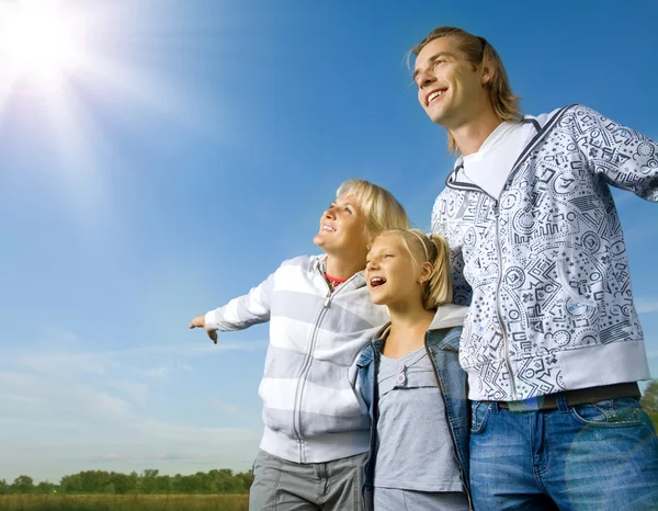 Sağlıklı aile açık. mutlu anne ve baba ile çocukları üzerinde b — Stok fotoğraf