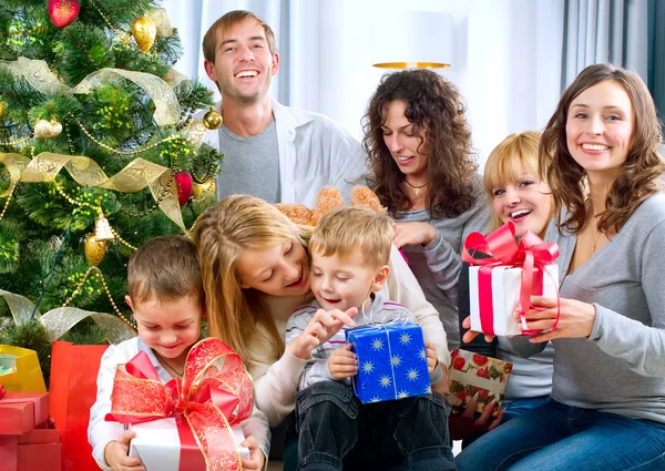 Lycklig storfamilj hålla jul presenterar på home.christmas tr — Stockfoto