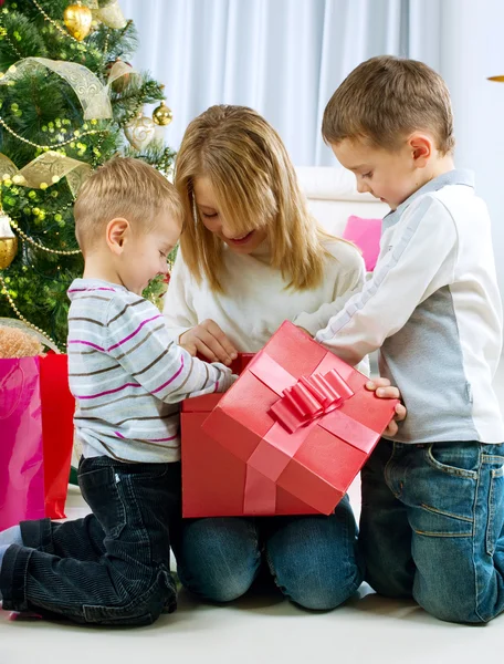 Crianças felizes com presentes de Natal — Fotografia de Stock