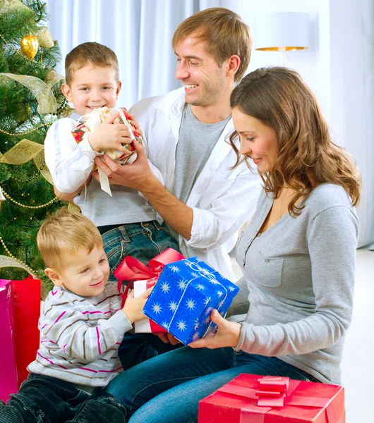 Jul familj med gåvor — Stockfoto