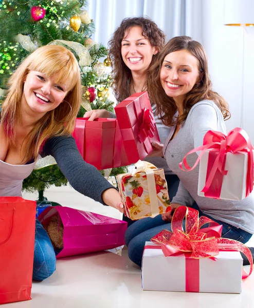 Velká rodina drží vánoční dárky na home.christmas tr — Stock fotografie