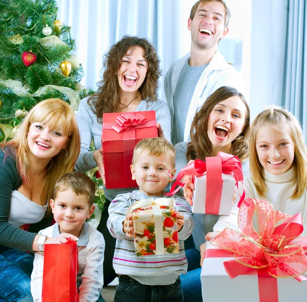 Happy Big famiglia tenuta regali di Natale a casa.Natale tr — Foto Stock