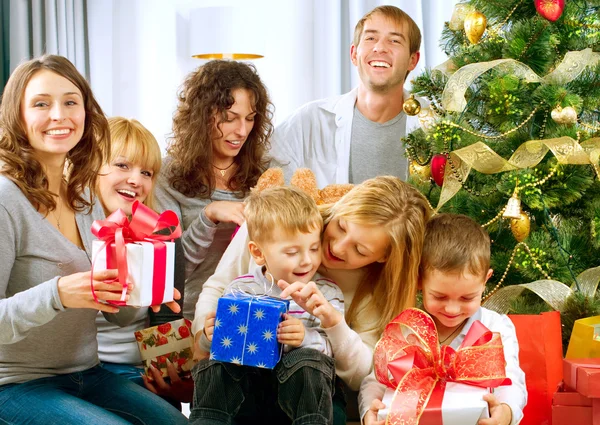 Lycklig storfamilj hålla jul presenterar på home.christmas tr — Stockfoto