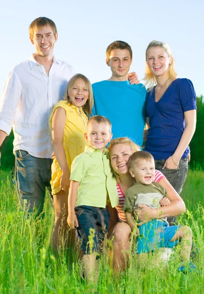 Happy vänner utomhus. grupp av — Stockfoto