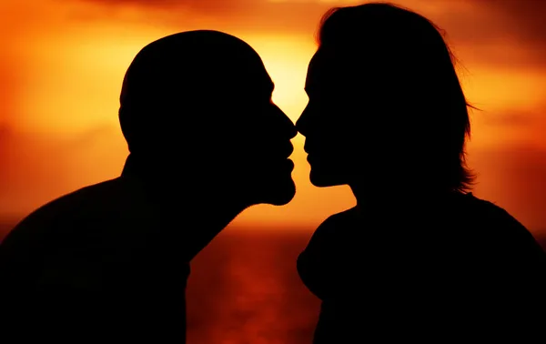 日没の背景上のカップル — ストック写真