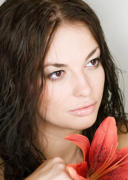 꽃과 함께 아름 다운 섹시 한 젊은 여자 — 스톡 사진