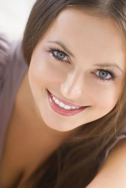 아름다움의 초상화입니다. 아름 다운 웃는 소녀 — 스톡 사진