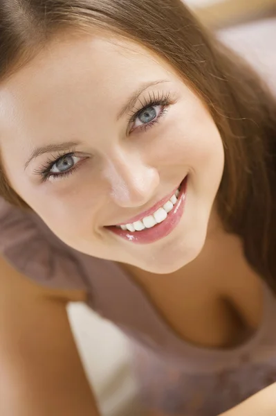 Skönhet porträtt. vacker leende flicka — Stockfoto