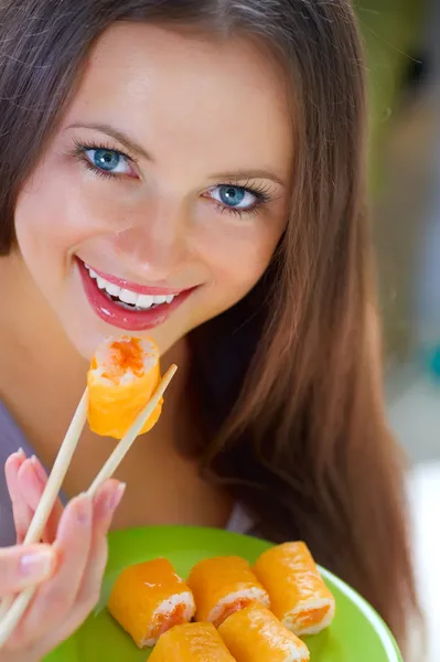 Krásná mladá žena jíst sushi. Dieta — Stock fotografie