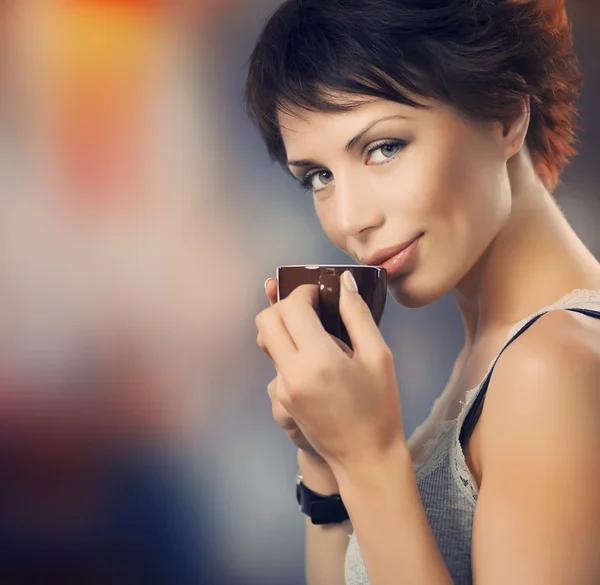コーヒーを飲みながら美少女 — ストック写真