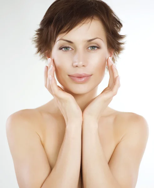 Mooie jonge vrouw aan haar gezicht te raken. huidverzorging ideaal huid — Stockfoto