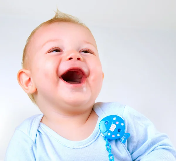 Söt baby boy skratta — Stockfoto