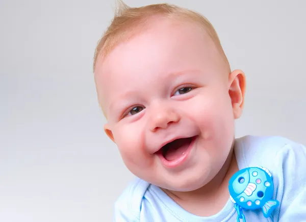 Schattige babyjongen lachen — Stockfoto
