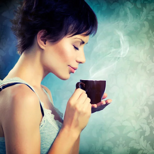 Skönhet flicka med kopp kaffe — Stockfoto