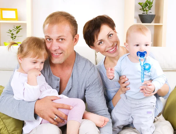 Šťastná rodina s dětmi — Stock fotografie