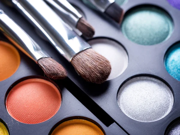 Pincéis de maquiagem e sombras de maquiagem — Fotografia de Stock
