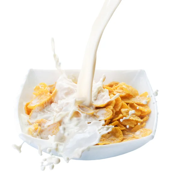 Gezond ontbijt. cornflakes en melk splash. geïsoleerd op wit — Stockfoto