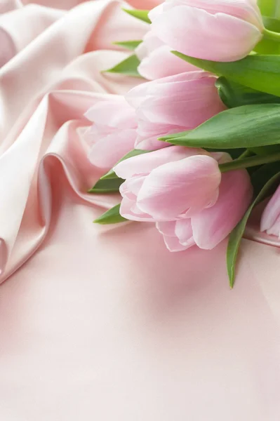 Красивые тюльпаны и шелк. С пространством для копирования — стоковое фото