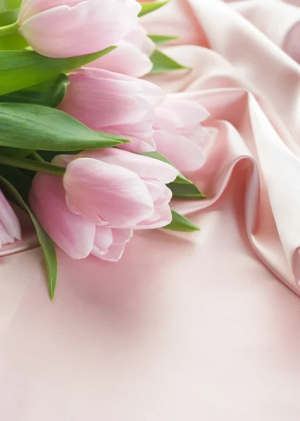 Piękne tulipany i jedwab — Zdjęcie stockowe