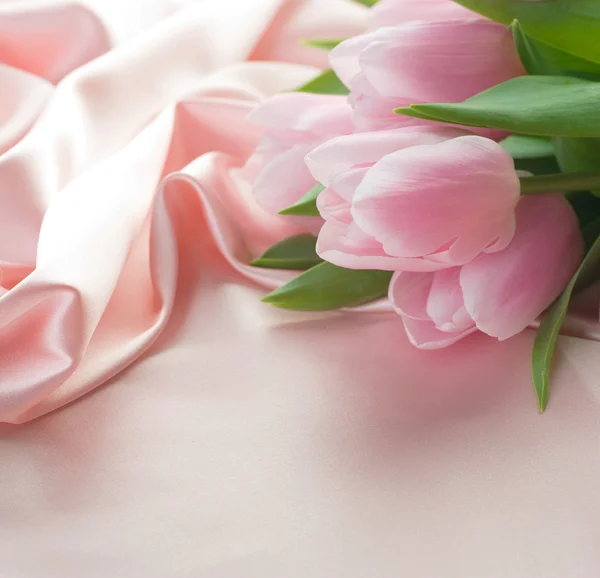 Piękne tulipany i jedwabiu. z miejsca kopiowania — Zdjęcie stockowe