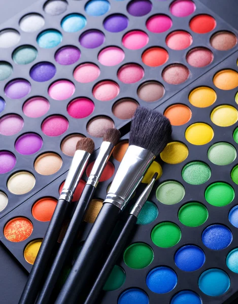 Maquillaje. Paleta profesional de sombras de ojos multicolor — Foto de Stock