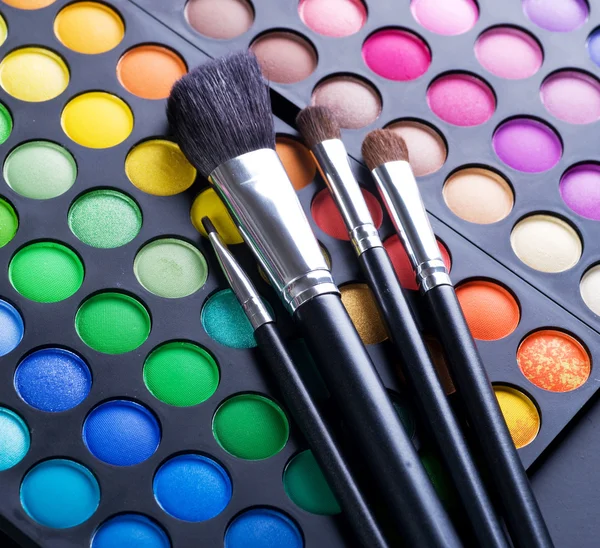 Makeup penslar och make-up ögonskuggor — Stockfoto