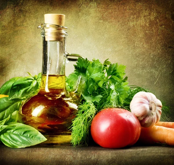 健康蔬菜和橄榄油。复古风格 — 图库照片
