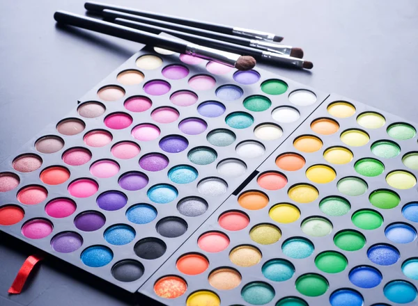 Juego de maquillaje. Paleta profesional de sombra de ojos multicolor —  Fotos de Stock