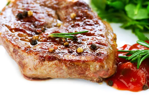 Beyaz bir arka plan üzerinde izole ızgara sığır eti biftek — Stok fotoğraf