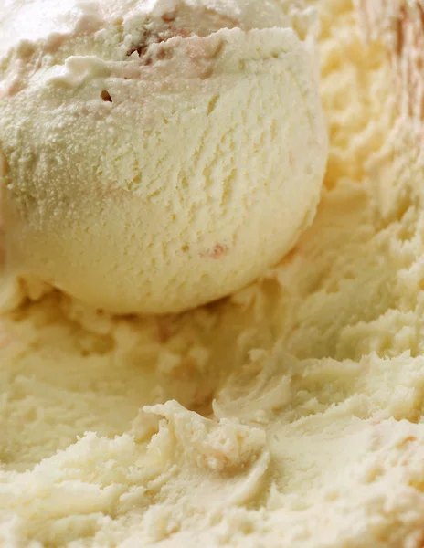 Ванільне морозиво з шматочками полуниці — стокове фото