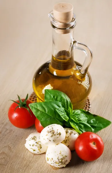Оливкова олія з сиром моцарелла, томатами та свіжим базиліком — стокове фото