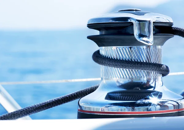 Segelbåt vinsch och rep yacht detalj. Yachting. — Stockfoto