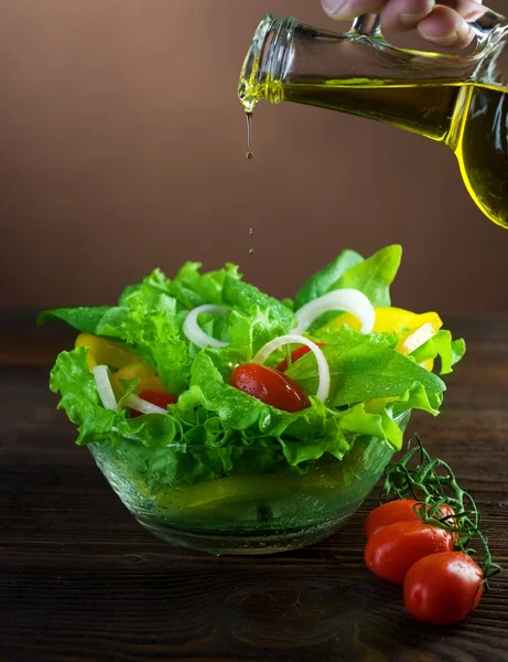 Sağlıklı salata ve dökülen zeytinyağı — Stok fotoğraf