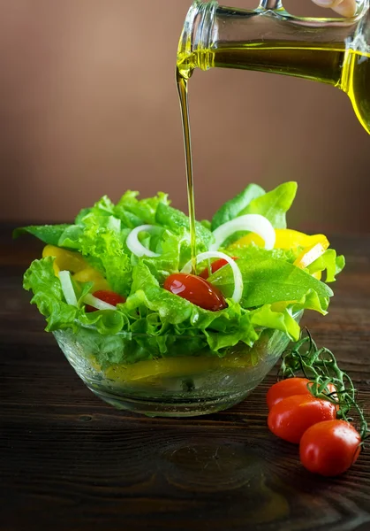 Ensalada saludable y aceite de oliva —  Fotos de Stock