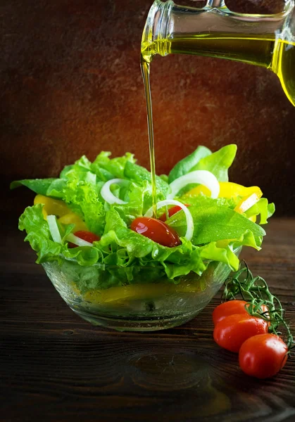 Hälsosam sallad och hälla olivolja — Stockfoto