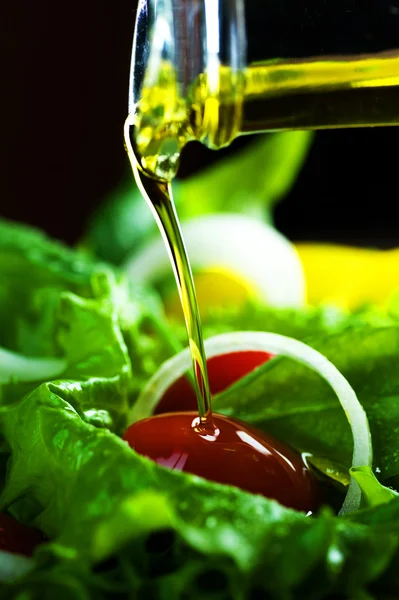 Insalata sana e versando olio d'oliva — Foto Stock