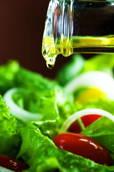 Ensalada saludable y verter aceite de oliva Primer plano —  Fotos de Stock