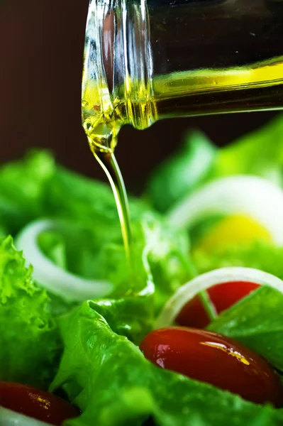 Gesunder Salat und Olivenöl gießen — Stockfoto