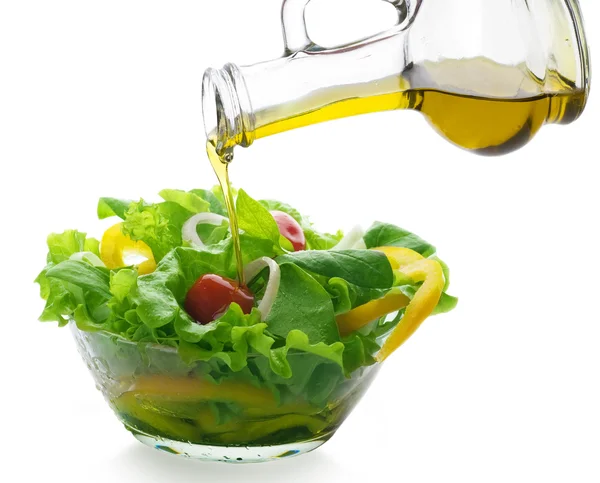Salade saine et huile d'olive à verser — Photo