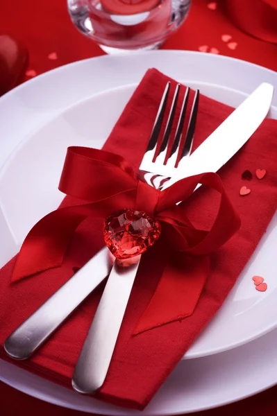 ロマンチックなディナー。バレンタインの日のテーブルの場所の設定 — ストック写真