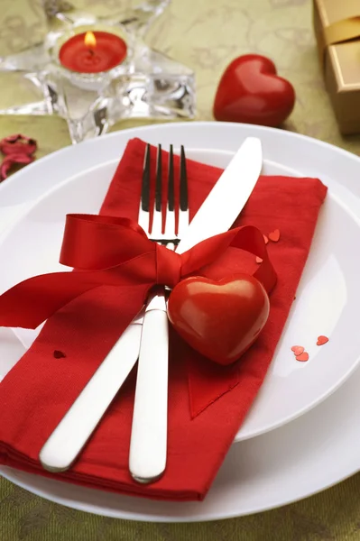 ロマンチックなディナー。バレンタインの日のテーブルの場所の設定 — ストック写真