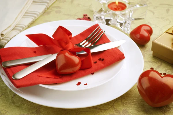 Romantisk middag. Dukningen plats för alla hjärtans dag — Stockfoto