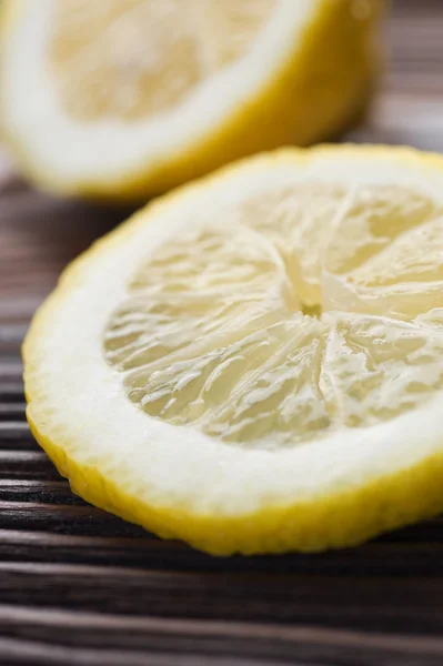 Lemon Slice Closeup. Foco seletivo — Fotografia de Stock