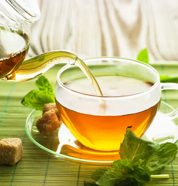 Розливу трав'яний чай — стокове фото