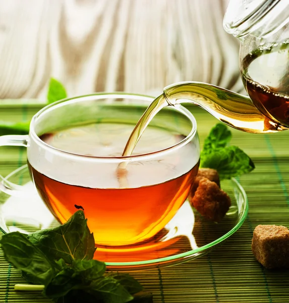 Versare il tè alle erbe — Foto Stock